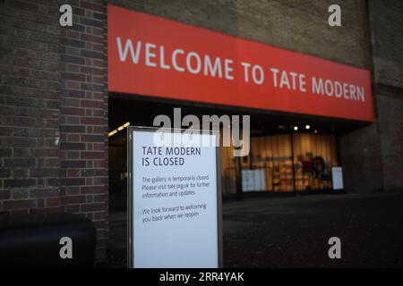 201217 -- LONDON, 17. Dezember 2020 -- Foto vom 16. Dezember 2020 zeigt ein Schild vor der geschlossenen Tate Modern in London, Großbritannien. London wechselte ab Mittwoch um Mitternacht in die Stufe 3, die höchste Stufe im lokalen Coronavirus-Beschränkungssystem Englands. Foto: /Xinhua BRITAIN-LONDON-COVID-19-TIER 3 TimxIreland PUBLICATIONxNOTxINxCHN Stockfoto