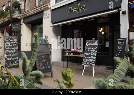 201217 -- LONDON, 17. Dezember 2020 -- Foto aufgenommen am 16. Dezember 2020 zeigt ein Café in Soho, das einen Imbiss in London anbietet. London wechselte ab Mittwoch um Mitternacht in die Stufe 3, die höchste Stufe im lokalen Coronavirus-Beschränkungssystem Englands. Foto: /Xinhua BRITAIN-LONDON-COVID-19-TIER 3 TimxIreland PUBLICATIONxNOTxINxCHN Stockfoto