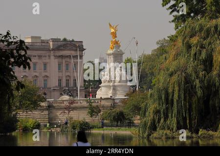 Die goldene Statue auf dem Queen Victoria Memorial vor dem Buckingham Palace aus dem St James's Park in London, Großbritannien Stockfoto