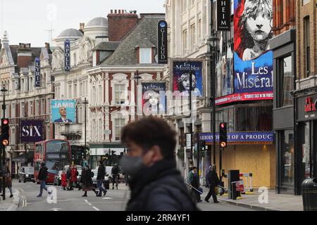 201217 -- LONDON, 17. Dezember 2020 -- am 16. Dezember 2020 laufen Menschen an geschlossenen Theatern auf der Shaftesbury Avenue in London vorbei. London wechselte ab Mittwoch um Mitternacht in die Stufe 3, die höchste Stufe im lokalen Coronavirus-Beschränkungssystem Englands. Foto: /Xinhua BRITAIN-LONDON-COVID-19-TIER 3 TimxIreland PUBLICATIONxNOTxINxCHN Stockfoto