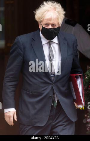 201217 -- LONDON, 17. Dezember 2020 -- der britische Premierminister Boris Johnson verlässt am 16. Dezember 2020 die Downing Street für Fragen des Premierministers in London. London wechselte ab Mittwoch um Mitternacht in die Stufe 3, die höchste Stufe im lokalen Coronavirus-Beschränkungssystem Englands. Foto: /Xinhua BRITAIN-LONDON-COVID-19-TIER 3 RayxTang PUBLICATIONxNOTxINxCHN Stockfoto