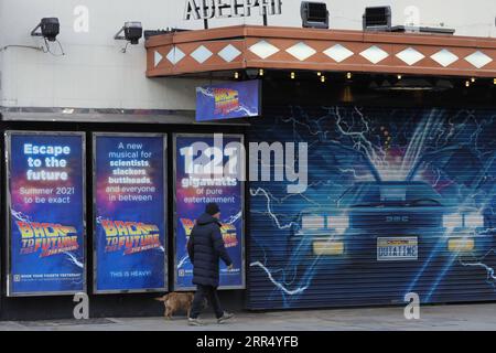 201217 -- LONDON, 17. Dezember 2020 -- Eine Person geht am 16. Dezember 2020 an einem geschlossenen Theater in London, Großbritannien vorbei. London wechselte ab Mittwoch um Mitternacht in die Stufe 3, die höchste Stufe im lokalen Coronavirus-Beschränkungssystem Englands. Foto: /Xinhua BRITAIN-LONDON-COVID-19-TIER 3 TimxIreland PUBLICATIONxNOTxINxCHN Stockfoto