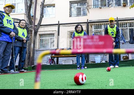 201217 -- PEKING, 17. Dezember 2020 -- GE Fugui 1st R, ein 66-jähriger Torballfan, genießt ein Freundschaftsspiel mit Teamkollegen in Ürümqi, Nordwestchinas autonomer Region Xinjiang Uygur, 23. Oktober 2020. Das Jahr 2020 ist ein Knotenpunkt, an dem China den Plan für den Zeitraum 2016-2020 abschließt und sich auf seinen nächsten Masterplan vorbereitet. Im Jahr 2020 verstärkte China seine Bemühungen, schwache Verbindungen in Bezug auf den Lebensunterhalt der Menschen zu festigen. Eine Reihe von Maßnahmen wurde eingeführt, um den Sorgen der Menschen in den Bereichen Beschäftigung, Bildung, medizinische Grundversorgung, Altenpflege, Wohnungswesen, öffentliche Dienstleistungen usw. - Ja, Jährling Stockfoto