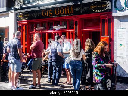 Menschenmassen rund um die Tig Chóilí Bar im Latin Quarter, Mainguard St., Galway Irland. Täglich traditionelle irische Musik. Stockfoto