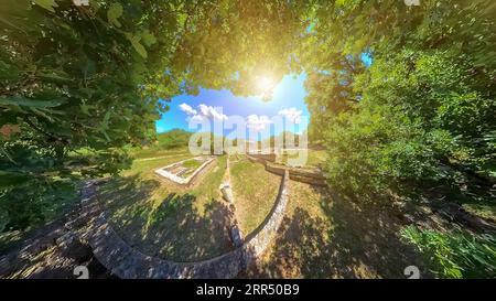 Apollonia, eine antike Stadt im Südwesten Albaniens, verfügt über einen gut erhaltenen archäologischen Park mit einer harmonischen Mischung aus Denkmälern und Natur Stockfoto