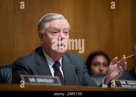 Washington, Vereinigte Staaten Von Amerika. September 2023. Senator Lindsey Graham (Republikaner von South Carolina), ranghöchstes Mitglied des US-Senatsausschusses für das Gerichtswesen, fragt das Gremium während einer Anhörung des Senatsausschusses für die Ernennung von Richtern im Dirksen Senate Office Building in Washington, DC, Mittwoch, den 6. September 2023. Kredit: Rod Lamkey/CNP/SIPA USA Kredit: SIPA USA/Alamy Live News Stockfoto