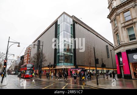 201219 -- LONDON, 19. Dezember 2020 -- am 18. Dezember 2020 laufen Menschen an Debenhams in der Oxford Street in London vorbei. Nach sechs aufeinanderfolgenden monatlichen Zuwächsen gingen die britischen Einzelhandelsumsätze im November aufgrund der zweiten COVID-19-Lockdown-Beschränkungen zurück, teilte das British Office for National Statistics ONS am Freitag mit. GROSSBRITANNIEN-LONDON-COVID-19-ECONOMY-RETAIL SALES-FALL HANXYAN PUBLICATIONXNOTXINXCHN Stockfoto