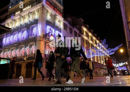 201219 -- LISSABON, 19. Dezember 2020 -- Menschen, die Gesichtsmasken tragen, spazieren unter Weihnachten und Neujahr Lichter während der COVID-19-Pandemie in der Innenstadt von Lissabon, Portugal, am 17. Dezember 2020. Foto von /Xinhua PORTUGAL-LISSABON-WEIHNACHTEN UND NEUJAHR LICHTER PedroxFiuza PUBLICATIONxNOTxINxCHN Stockfoto