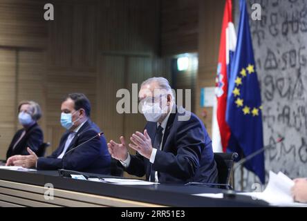 201219 -- ZAGREB, 19. Dezember 2020 -- der kroatische Innenminister davor Bozinovic spricht während einer Pressekonferenz über Maßnahmen gegen COVID-19 in Zagreb, Kroatien, 18. Dezember 2020. Kroatien hat am Freitag neue und strengere Beschränkungen für Reisen und private Zusammenkünfte während der Feiertage zum Jahresende angekündigt, um die Ausbreitung von COVID-19 zu bekämpfen. Foto von /Xinhua CROATIA-ZAGREB-COVID-19-NEW MEASURES ZeljkoxLukunic PUBLICATIONxNOTxINxCHN Stockfoto