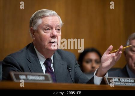 Washington, Vereinigte Staaten Von Amerika. September 2023. Senator Lindsey Graham (Republikaner von South Carolina), ranghöchstes Mitglied des US-Senatsausschusses für das Gerichtswesen, fragt das Gremium während einer Anhörung des Senatsausschusses für die Ernennung von Richtern im Dirksen Senate Office Building in Washington, DC, Mittwoch, den 6. September 2023. Kredit: Rod Lamkey/CNP/SIPA USA Kredit: SIPA USA/Alamy Live News Stockfoto