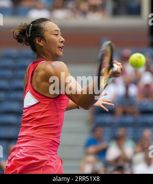 6. September 2023: Qinwen Zheng (CHN) verliert gegen Aryna Sabalenka (BLR), 6-1, 6-4 bei den US Open und spielt im Billie Jean King National Tennis Center in Flushing, Queens, NY, {USA} © Grace Schultz/Cal Sport Media (Bild: © Grace Schultz/Cal Sport Media) Stockfoto