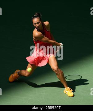 6. September 2023: Qinwen Zheng (CHN) verliert gegen Aryna Sabalenka (BLR), 6-1, 6-4 bei den US Open und spielt im Billie Jean King National Tennis Center in Flushing, Queens, NY, {USA} © Grace Schultz/Cal Sport Media (Bild: © Grace Schultz/Cal Sport Media) Stockfoto