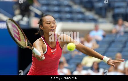 6. September 2023: Qinwen Zheng (CHN) verliert gegen Aryna Sabalenka (BLR), 6-1, 6-4 bei den US Open und spielt im Billie Jean King National Tennis Center in Flushing, Queens, NY, {USA} © Grace Schultz/Cal Sport Media (Bild: © Grace Schultz/Cal Sport Media) Stockfoto