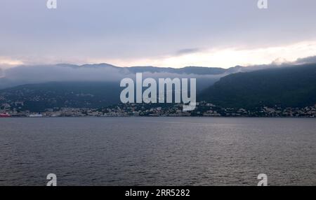 Während Sie im Hafen von Bastia auf Korsika bei Sonnenaufgang mit dem Passagierschiff ankommen Stockfoto