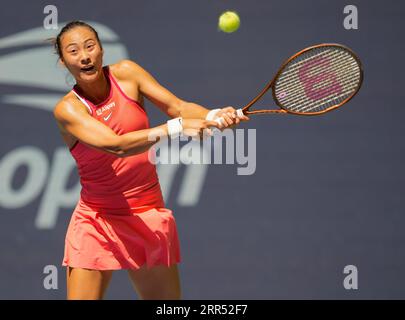 6. September 2023: Qinwen Zheng (CHN) verliert gegen Aryna Sabalenka (BLR), 6-1, 6-4 bei den US Open und spielt im Billie Jean King National Tennis Center in Flushing, Queens, NY, {USA} © Grace Schultz/Cal Sport Media (Bild: © Grace Schultz/Cal Sport Media) Stockfoto