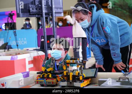 201220 -- PEKING, 20. Dezember 2020 -- Studenten überprüfen ihre Roboter vor dem Robo Genius Wettbewerb im China Science and Technology Museum in Peking, Hauptstadt von China, 20. Dezember 2020. Schüler aus über hundert landesweiten Grundschulen und Mittelschulen treten am Sonntag in den Robo Genius Finals an, die sich mit der Erforschung des Mars beschäftigen. CHINA-BEIJING-STUDENT-ROBO GENIUS-WETTBEWERB CN CHENXZHONGHAO PUBLICATIONXNOTXINXCHN Stockfoto