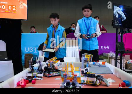 201220 -- PEKING, 20. Dezember 2020 -- Studenten nehmen am Robo Genius Wettbewerb im China Science and Technology Museum in Peking, Hauptstadt von China, am 20. Dezember 2020 Teil. Schüler aus über hundert landesweiten Grundschulen und Mittelschulen treten am Sonntag in den Robo Genius Finals an, die sich mit der Erforschung des Mars beschäftigen. CHINA-BEIJING-STUDENT-ROBO GENIUS-WETTBEWERB CN CHENXZHONGHAO PUBLICATIONXNOTXINXCHN Stockfoto