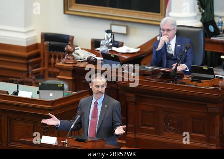 Vor den wachsamen Augen von Lt.-Gouverneur Dan Patrick, Repr. Andrew Murr, R-Junction, gibt den Hausmanagern eine Eröffnungsrede während der Nachmittagssitzung des 1. Tages des Amtsenthebungsverfahrens gegen Ken Paxton im Senat von Texas. Stockfoto