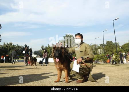 201220 -- RAWALPINDI, 20. Dezember 2020 -- Ein Mann posiert mit seinem Hund während der All Breed Dog Show in Rawalpindi in der pakistanischen Provinz Punjab am 20. Dezember 2020. Die All Breed Dog Show fand am Sonntag statt und zog viele Teilnehmer an, ihre Hunde zu zeigen. PAKISTAN-RAWALPINDI-HUNDESHOW AhmadxKamal PUBLICATIONxNOTxINxCHN Stockfoto