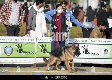 201220 -- RAWALPINDI, 20. Dezember 2020 -- Ein Mädchen nimmt am 20. Dezember 2020 mit ihrem Hund an der All Breed Dog Show in Rawalpindi in der pakistanischen Provinz Punjab Teil. Die All Breed Dog Show fand am Sonntag statt und zog viele Teilnehmer an, ihre Hunde zu zeigen. PAKISTAN-RAWALPINDI-HUNDESHOW AhmadxKamal PUBLICATIONxNOTxINxCHN Stockfoto