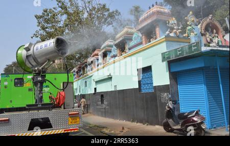 201220 -- BANGALORE, 20. Dezember 2020 -- Desinfektionsmittel werden in Bangalore, Indien, 20. Dezember 2020 gesprüht. STR/Xinhua INDIA-BANGALORE-COVID-19-DESINFEKTIONS-Stringer PUBLICATIONxNOTxINxCHN Stockfoto