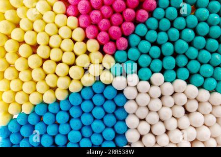 Abstrakter Hintergrund mehrfarbiger Baumwolltupfer, Stäbchen, Knospen. Textur hygienischer Wattestäbchen, Makroaufnahme. Stockfoto