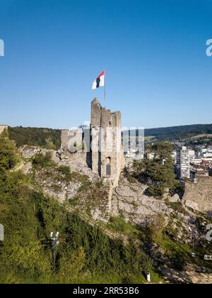 Baden, Schweiz - 22. September 2022: Blick aus der Luft auf die Ruine Burg Stein, die vor 1000 auf einem Felsvorsprung oberhalb der Badener Schlucht errichtet wurde. I Stockfoto