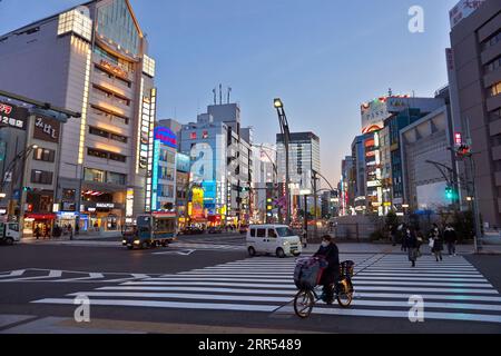 Crosswalk in der Nähe von Ueno Kōen (Ueno Park) bei Sonnenuntergang. Ueno, Taito City, Tokio, Japan – 21. Februar 2020 Stockfoto