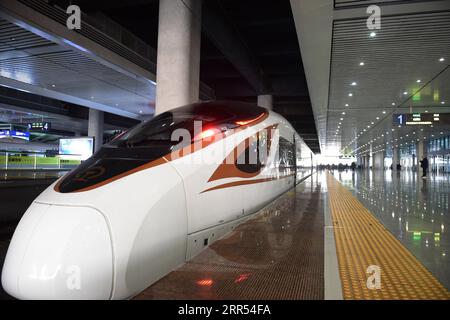 201222 -- HEFEI, 22. Dezember 2020 -- Zug Nr. Die G8311 aus Hefei City wird am 22. Dezember 2020 nach Anqing City in der ostchinesischen Provinz Anhui abreisen. Der Abschnitt Hefei-Anqing der Schnellfahrstrecke Peking-Hongkong wurde am Dienstag in Betrieb genommen. Die Städte Hefei und Anqing, beide in der Provinz Anhui, sind wichtige Drehkreuze, an denen sich mehrere andere große Eisenbahngleise kreuzen. Auf dem 176 Kilometer langen Gleisabschnitt können Züge mit einer geplanten Geschwindigkeit von 350 Stundenkilometern fahren. CHINA-ANHUI-HEFEI-ANQING-HOCHGESCHWINDIGKEITSBAHN-OPERATIONCN HUANGXBOHAN PUBLICATIONXNOTXINXCHN Stockfoto