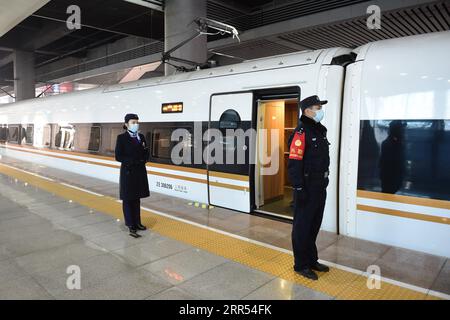 201222 -- HEFEI, 22. Dezember 2020 -- Mitarbeiter empfangen Passagiere mit der Zugnummer G8311 von Hefei City nach Anqing City, in der ostchinesischen Provinz Anhui, 22. Dezember 2020. Der Abschnitt Hefei-Anqing der Schnellfahrstrecke Peking-Hongkong wurde am Dienstag in Betrieb genommen. Die Städte Hefei und Anqing, beide in der Provinz Anhui, sind wichtige Drehkreuze, an denen sich mehrere andere große Eisenbahngleise kreuzen. Auf dem 176 Kilometer langen Gleisabschnitt können Züge mit einer geplanten Geschwindigkeit von 350 Stundenkilometern fahren. CHINA-ANHUI-HEFEI-ANQING-HOCHGESCHWINDIGKEITSBAHN-OPERATIONCN HUANGXBOHAN PUBLICATIONXNOTXINXCHN Stockfoto