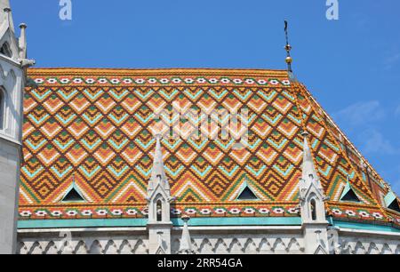 Detail der bunten Dachziegel der Matthias-Kirche in Budapest, der ungarischen Hauptstadt in Europa Stockfoto