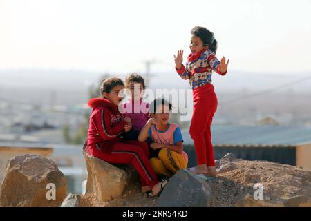 201222 -- AMMAN, 22. Dezember 2020 -- syrische Flüchtlinge werden am 21. Dezember 2020 in einem Flüchtlingscamp in Zaatari, Jordanien, gesehen. Foto von /Xinhua JORDAN-ZAATARI-CAMP-SYRIA-REFUGEE MohammadxAbuxGhosh PUBLICATIONxNOTxINxCHN Stockfoto