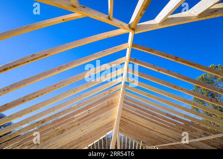 Details Balken Dachkonstruktion bei Neubau mit Holzrahmen Stockfoto