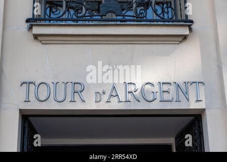 Schild am Eingang zu La Tour d'Argent, berühmtes französisches Gourmetrestaurant am Quai de la Tournelle, im 5. Arrondissement von Paris, Frankreich Stockfoto