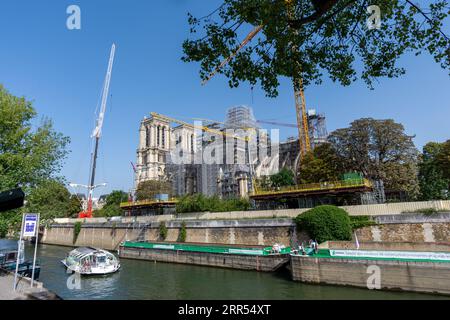 Blick auf die Gerüste und die Wiederaufbau- und Restaurierungsarbeiten an der Kathedrale Notre-Dame in Paris nach ihrer Zerstörung durch einen Brand im Jahr 2019 Stockfoto