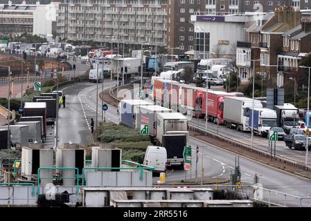 201222 -- DOVER BRITAIN, 22. Dezember 2020 -- Fahrzeuge stehen am 22. Dezember 2020 vor dem Eingang des geschlossenen Hafens von Dover in Dover, Großbritannien, an. Im Rahmen der Maßnahmen zur Aufhebung der Blockierung des kanalübergreifenden Handels zwischen Großbritannien und Frankreich werden schnelle seitliche Durchflusstests an Lkw-Fahrern mit Hilfe des britischen Militärs erwartet, berichteten britische Medien am Dienstag. Foto: /Xinhua BRITAIN-DOVER-UK-FRANCE-CROSS-CHANNEL TRADE RayxTang PUBLICATIONxNOTxINxCHN Stockfoto