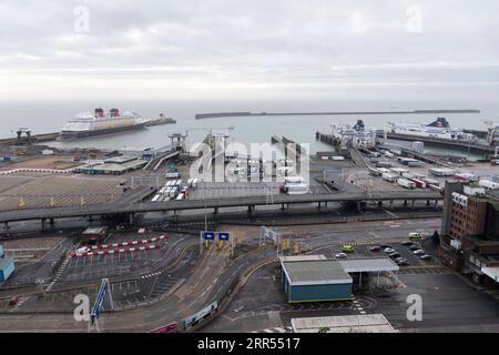 201222 -- DOVER BRITAIN, 22. Dezember 2020 -- Foto vom 22. Dezember 2020 zeigt den geschlossenen Hafen von Dover in Dover, Großbritannien. Im Rahmen der Maßnahmen zur Aufhebung der Blockierung des kanalübergreifenden Handels zwischen Großbritannien und Frankreich werden schnelle seitliche Durchflusstests an Lkw-Fahrern mit Hilfe des britischen Militärs erwartet, berichteten britische Medien am Dienstag. Foto: /Xinhua BRITAIN-DOVER-UK-FRANCE-CROSS-CHANNEL TRADE RayxTang PUBLICATIONxNOTxINxCHN Stockfoto