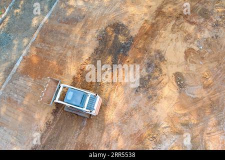 Traktoren werden häufig im Landschaftsbau eingesetzt, um große Flächen effizient zu pflegen. Stockfoto