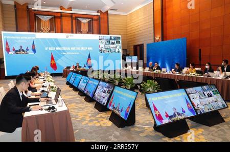 201223 -- PEKING, 23. Dezember 2020 -- die Teilnehmer des achten RCEP-Ministertreffens der regionalen umfassenden Wirtschaftspartnerschaft nehmen am 27. August 2020 per Videokonferenz in Hanoi, Vietnam, Teil. VNA via Headlines-Yearender: Eine Welt, die sich unter der verheerenden Pandemie Xinhua PUBLICATIONxNOTxINxCHN schneller entwickelt Stockfoto