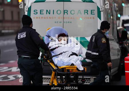 201223 -- PEKING, 23. Dezember 2020 -- medizinische Arbeiter transportieren einen Patienten außerhalb eines Krankenhauses in New York, USA, 8. Dezember 2020. Xinhua Schlagzeilen-Yearender: Eine Welt, die sich unter der verheerenden Pandemie WangxYing PUBLICATIONxNOTxINxCHN schneller entwickelt Stockfoto