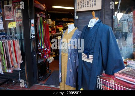 Ein Kimono-Geschäft, das eine Auswahl an Haiori, Yukata, Hakama und Accessoires verkauft. Asakusa, Taito City, Tokio, Japan – 21. Februar 2020. Stockfoto