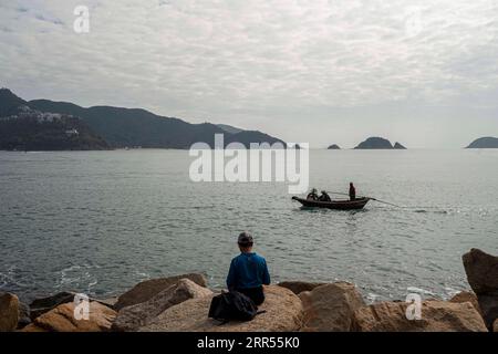 201223 -- HONGKONG, 23. Dezember 2020 -- Ein Mann ruht an der Repulse Bay in Hongkong, Südchina, 20. Dezember 2020. CHINA-HONGKONG-STADT VIEWCN LuixSiuxWai PUBLICATIONxNOTxINxCHN Stockfoto