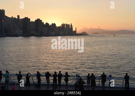 201223 -- HONGKONG, 23. Dezember 2020 -- Menschen beobachten den Sonnenuntergang in Hongkong, Südchina, 19. November 2020. CHINA-HONGKONG-STADT VIEWCN LoxPingxFai PUBLICATIONxNOTxINxCHN Stockfoto