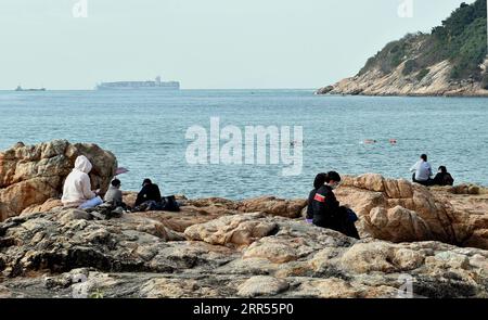 201223 -- HONGKONG, 23. Dezember 2020 -- Menschen ruhen sich am Meer in Hongkong, Südchina, 19. Dezember 2020. CHINA-HONG KONG-DAILY LIFE CN LOXPINGXFAI PUBLICATIONXNOTXINXCHN Stockfoto