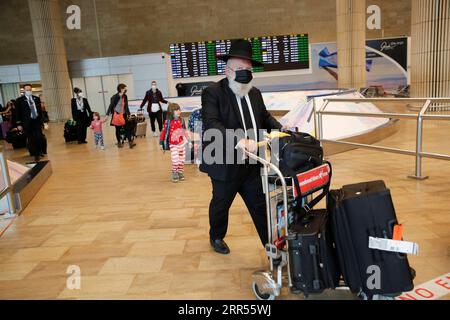 201223 -- TEL AVIV, 23. Dezember 2020 -- Passagiere mit Gesichtsmasken kommen am 23. Dezember 2020 am Ben Gurion International Airport in der Nähe von Tel Aviv, Israel, an. Israel nimmt ab Mittwoch Einreiseverbote für neue Virusstämme an, nach denen Nichtisraeliten nicht in das Land einreisen dürfen, mit Ausnahme von Diplomaten, die in Israel stationiert sind, und anderen Sonderfällen. Foto von /Xinhua ISRAEL-TEL AVIV-COVID-19-ENTRY RESTRIKTIONEN GilxCohenxMagen PUBLICATIONxNOTxINxCHN Stockfoto