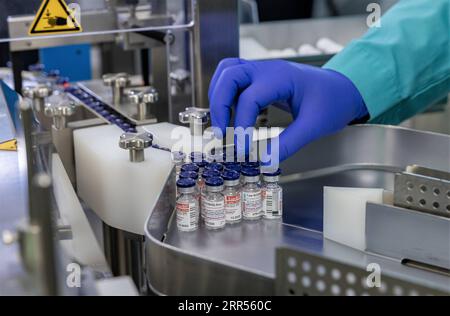 201224 -- PEKING, 24. Dezember 2020 -- Foto aufgenommen am 22. Dezember 2020 zeigt die Produktionslinie des russischen Sputnik V-Impfstoffs in einem pharmazeutischen Werk in der Region Karaganda in Kasachstan. Ein kasachisches biopharmazeutisches Unternehmen begann mit der Herstellung des russischen Sputnik V-Impfstoffs gegen COVID-19 ab dem 21. Dezember und die erste Charge von 6.000 Dosen Impfstoff wurde hergestellt, teilte das kasachische gesundheitsministerium mit. Foto von /Xinhua XINHUA FOTOS DES TAGES KalizhanxOspanov PUBLICATIONxNOTxINxCHN Stockfoto