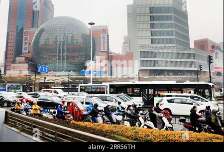 201224 -- SHANGHAI, 24. Dezember 2020 -- der Flugkorridor im Xujiahui Handelsgebiet ist im ostchinesischen Shanghai, 24. Dezember 2020 zu sehen. Die erste Phase eines Flugkorridorprojekts im Gewerbegebiet Xujiahui wurde kürzlich für die Öffentlichkeit eröffnet. Ziel des Flugkorridorprojekts ist es, Einkaufszentren sowie Kultur- und Erholungsgebiete in Xujiahui miteinander zu verbinden. Der Luftkorridor ist mit Einrichtungen wie Begrünung, Landschaftsbeleuchtung und Rolltreppen ausgestattet. Alle vier Phasen des Flugkorridorprojekts werden voraussichtlich 2023 abgeschlossen sein. Die Einkaufszentren im Geschäftsviertel Xujiahui werden das sein Stockfoto