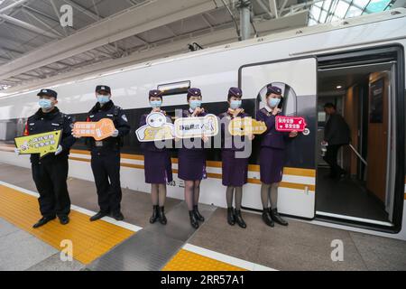 201224 -- SHANGHAI, 24. Dezember 2020 -- Mitarbeiter fördern den ruhigen Autoservice vor dem G2-Hochgeschwindigkeitszug der Peking-Shanghai-Hochgeschwindigkeitsbahn am Hongqiao Bahnhof im ostchinesischen Shanghai, 24. Dezember 2020. Einige Hochgeschwindigkeitszüge in China haben leise Autos für Passagiere, die sich für ein ruhiges und ungestörtes Reiseerlebnis entscheiden. Das leise Auto ist oft die Kutsche Nr. 3 im Zug, mit Videos an Bord stummgeschaltet und Durchsagen mit einer geringeren Lautstärke gemacht. Die Türen an den Enden des Wagens werden geschlossen, um die Geräusche aus dem Vorraum zu reduzieren. Der Service ist jetzt auf einigen TRs verfügbar Stockfoto