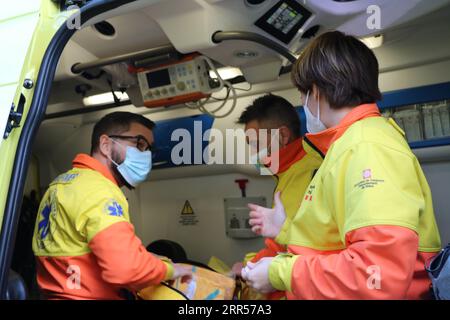 201224 -- BARCELONA SPANIEN, 24. Dez. 2020 -- Ramon Pedrosa L, Ambulanzkrankenschwester des katalanischen SEM-Notfalldienstes, bereitet am 22. Dez. 2020 Materialien in einem Krankenwagen in Barcelona, Spanien, vor. Als Spanien im März von der COVID-19-Pandemie heimgesucht wurde, wurden die Rettungsdienste des Landes zur Speerspitze. Krankenwagenbesatzungen wurden an die Grenzen gedrängt, um eine beispiellose Anzahl von Hilfeersuchen zu erfüllen. Foto von /Xinhua TO TO WITH Feature: Eine spanische Krankenwagenschwester an vorderster Front Kampf gegen COVID-19 SPANIEN-BARCELONA-COVID-19-AMBULANZDIENSTE IsmaelxPeracaula PUBLICATIONxNOTxIN Stockfoto