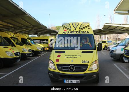 201224 -- BARCELONA SPANIEN, 24. Dezember 2020 -- Ramon Pedrosa L, Ambulanzkrankenschwester des katalanischen SEM-Notarztes, verlässt sein Team am 22. Dezember 2020 in Barcelona, Spanien. Als Spanien im März von der COVID-19-Pandemie heimgesucht wurde, wurden die Rettungsdienste des Landes zur Speerspitze. Krankenwagenbesatzungen wurden an die Grenzen gedrängt, um eine beispiellose Anzahl von Hilfeersuchen zu erfüllen. Foto von /Xinhua TO TO WITH Feature: Eine spanische Krankenwagenschwester an vorderster Front Kampf gegen COVID-19 SPANIEN-BARCELONA-COVID-19-AMBULANZDIENSTE IsmaelxPeracaula PUBLICATIONxNOTxIN Stockfoto